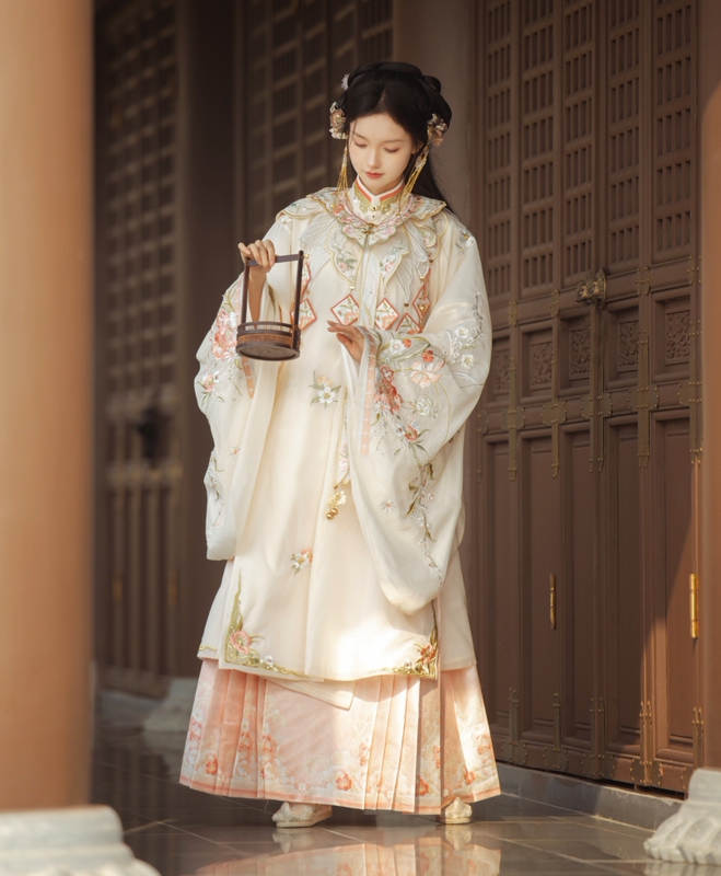 Yushu [Huatuan Su] New Original Hanfu Women's Ming-Style Mamian Skirt with Heavy Embroidery, Cloud Shoulder Stand Collar Shirt for Spring and Summer