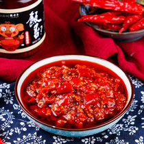 Bottled chili sauce Next meal Superspicy mix with spicy hot pot seasoning with chopped pretzels for the next meal chaperone.