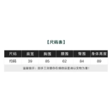 Модели магазина одежды с высоким уровнем одежды с женским женским окном с женски