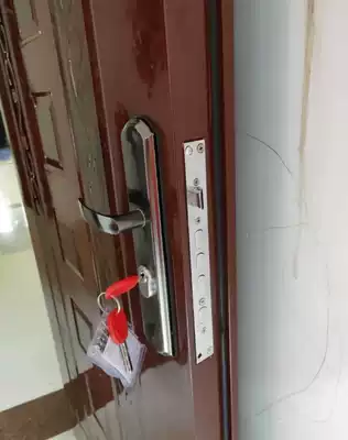 Anti-theft door lock set lock Household handle Universal iron door crane parking lock Door lock Wooden door lock Door lock