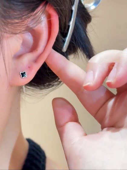 틈새 디자인 절묘한 검은 럭키 잔디 이어 라인 가벼운 고급스러운 기질 다목적 귀걸이 유행 한국 버전 고급 귀걸이