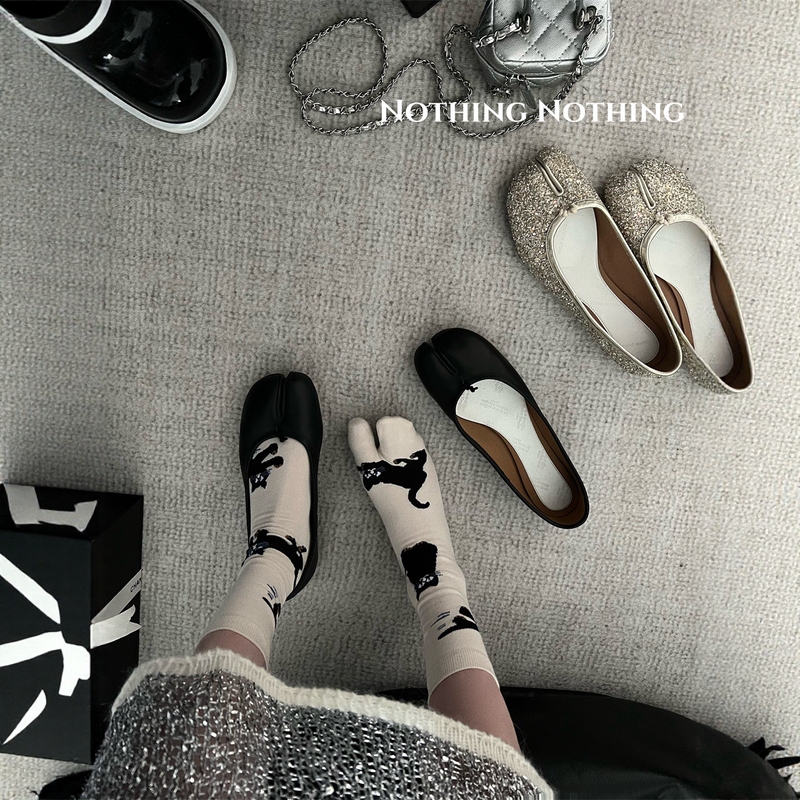 Artistic Miu Style Split-Toe Socks~ Margiela Pig's Hoof Shoes with Split-Toe Socks Are a Trendy Match! the Cp Vibe Is Really Amazing