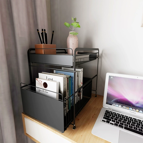 Кухонная стойка для канализации помещена на пол многослойного шкафа.