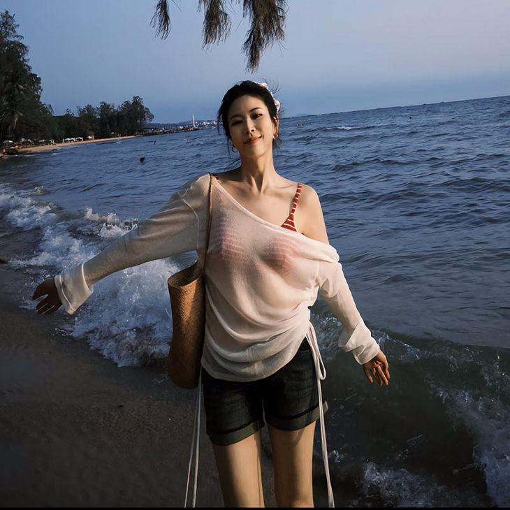 Korean-Style Semi-Transparent Long-Sleeved T-Shirt for Women, Popular Summer Style for Hot Girls to Wear at the Beach, Sun Protection Cover-Up, and Semi-Transparent Top Korean-Style Semi-Transparent Long-Sleeved T-Shirt for Women, Popular Summer Style for Hot Girls to Wear at the Beach, Sun Protection Cover-Up, and Semi-Transparent Top
