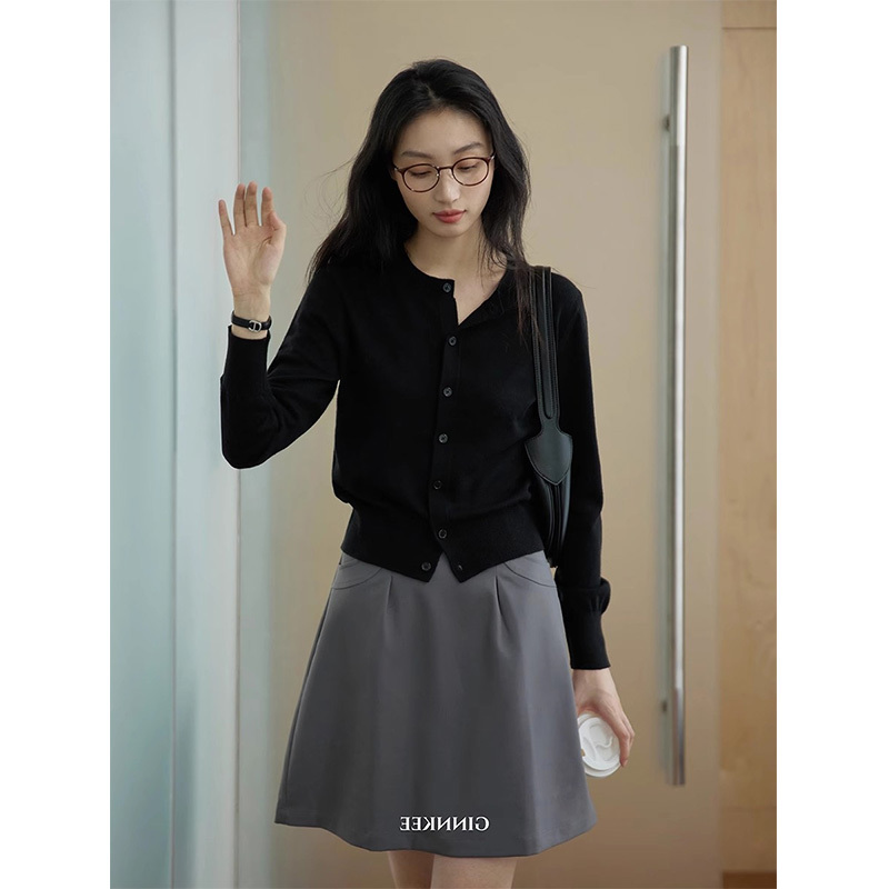 High-End Elegant Black Round-Neck Regular Shoulder Knit Cardigan Jacket for Women, Spring and Autumn Base Sweater, High-Waisted Short Top