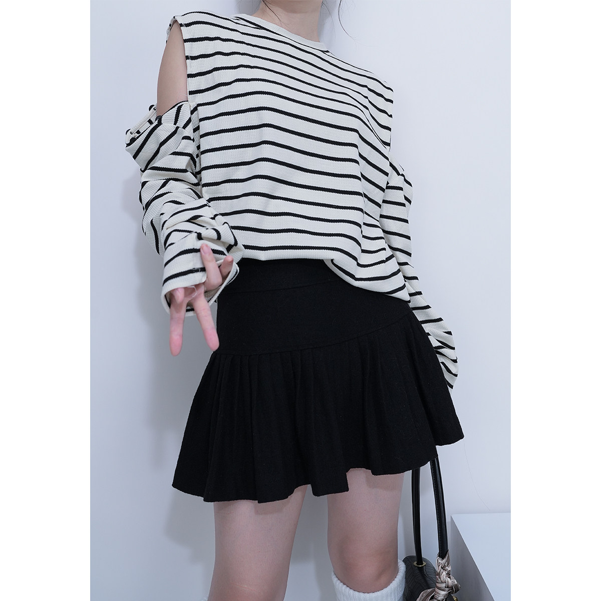 Sister Hu's striped two-way fashion shoulder design sense long-sleeved t-shirt loose 2022 autumn and winter new style