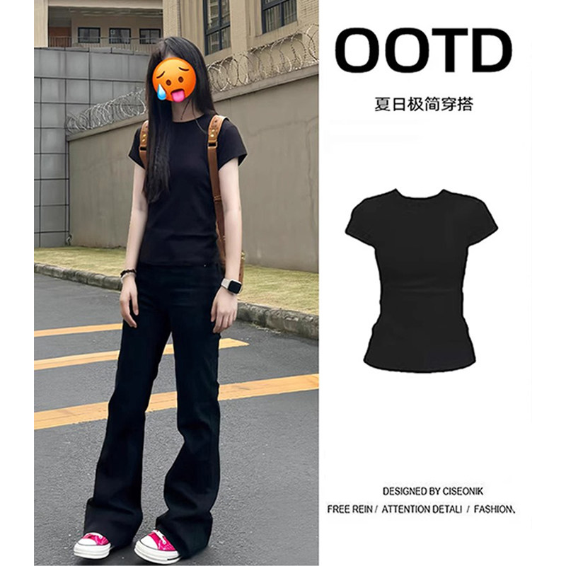 黒の半袖Tシャツ。ストレートショルダー、サマースリムフィット、ウエストを絞ったデザイン、2026年新作、アメリカンスタイルの体型を美しく見せるコーディネート。