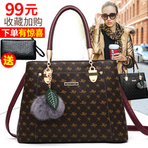 2022 new middle-aged womens bag advanced senses ocean mom bag 100 lap lady leather bag Han version single shoulder handbag damp