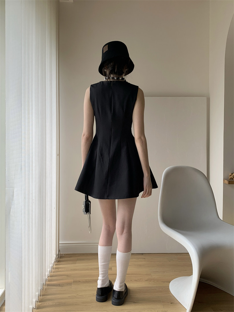 2026 여름 그는 벤 바람 한 마디 허리 수축 조끼 스커트 진주 목걸이 스카프 장식 품격 민소매 드레스 상세 이미지 14