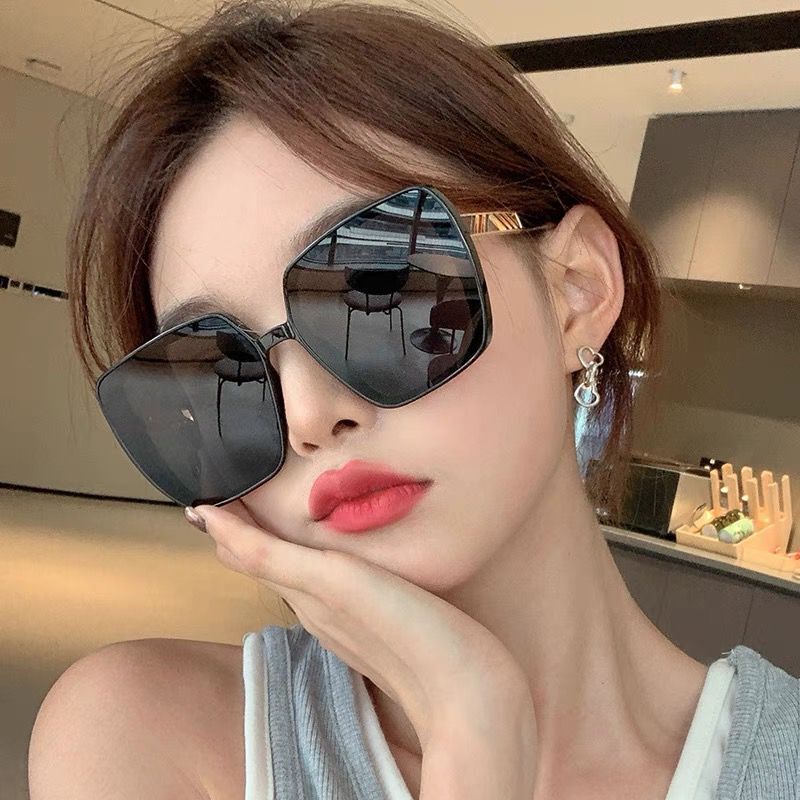 Sunglasses female Korean version of the tide anti-UV large frame sunglasses big face thin summer sun protection driving special ins