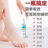 Спортсмен медицина осушила и снимает очистку ног.