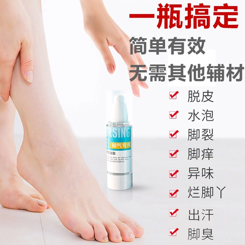 Спортсмен медицина осушила и снимает очистку ног.