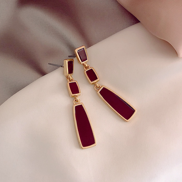 Earrings female niche design sense French retro ear needle 2021 New Tide temperament Korean Net red senior atmosphere
