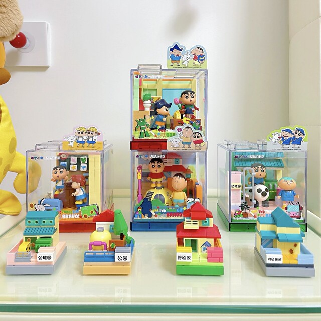Crayon Shin-chan Happy Base Amusement Park Kindergarten Toy Store Assembly Fun High Building Block Ornament Birthday Gift