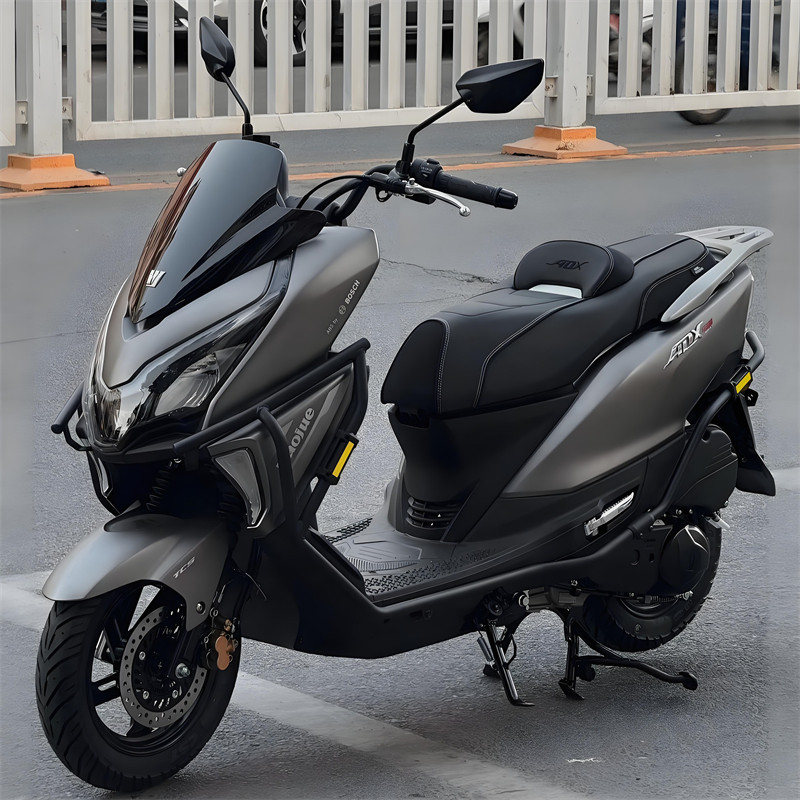 新型の国家排出ガス基準IVに適合した燃料噴射式スクーター、Haojue ADX125CCは、男女兼用で燃費効率に優れたパワーアシスト付きオートバイです。