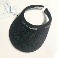 Вся черная шляпа с черными краями букв