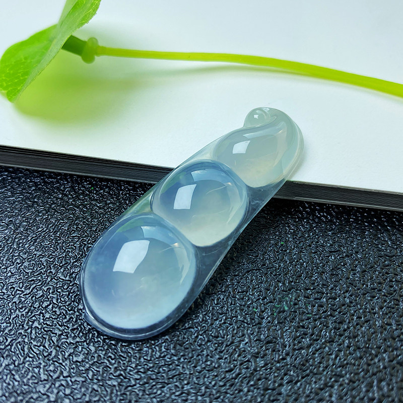 Colorful Yunnan Myanmar A cargo natural jade belt certificate high ice light green bean pendant