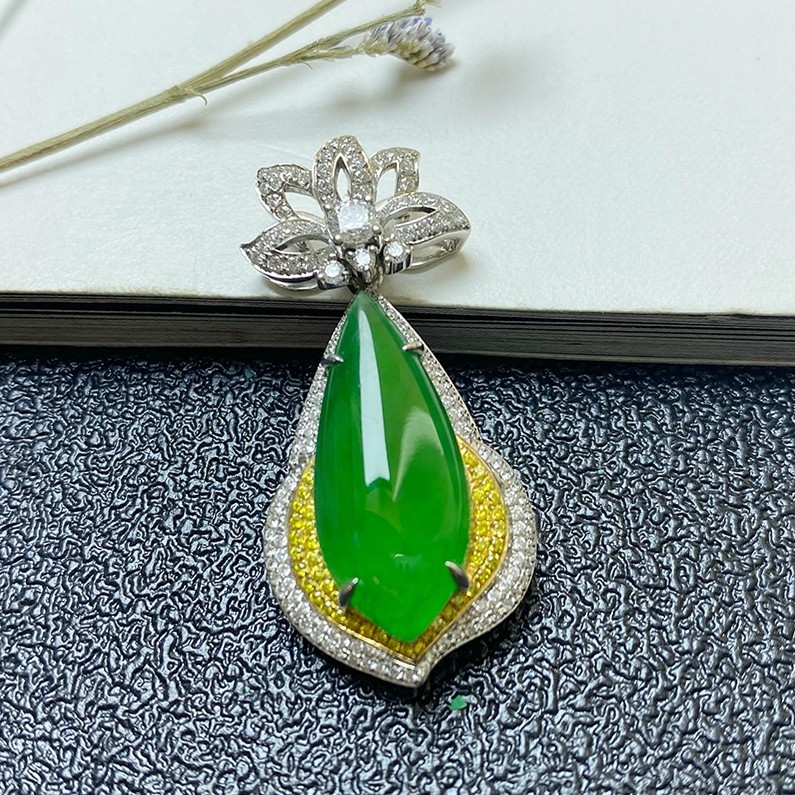 Colorful Yunnan and Burma A goods natural jadeite with certificate 18K gold inlaid high ice bright green jadeite pendant
