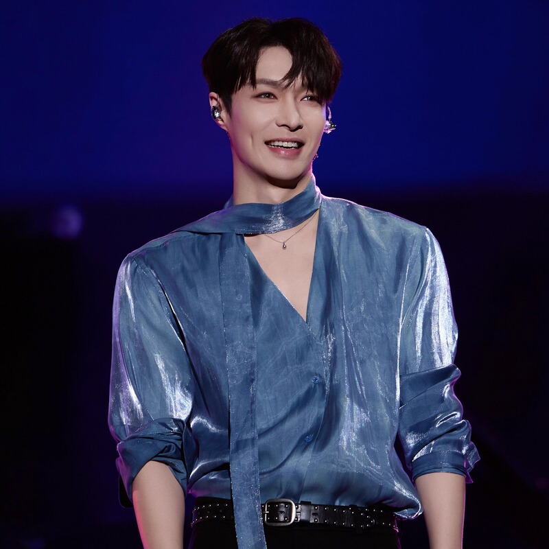 Zhang Yixing Celebrity Style V-Neck Satin Long-Sleeve Shirt for Men, Blue Ribbon, High-End, Cool Stage Shirt, Trendy
