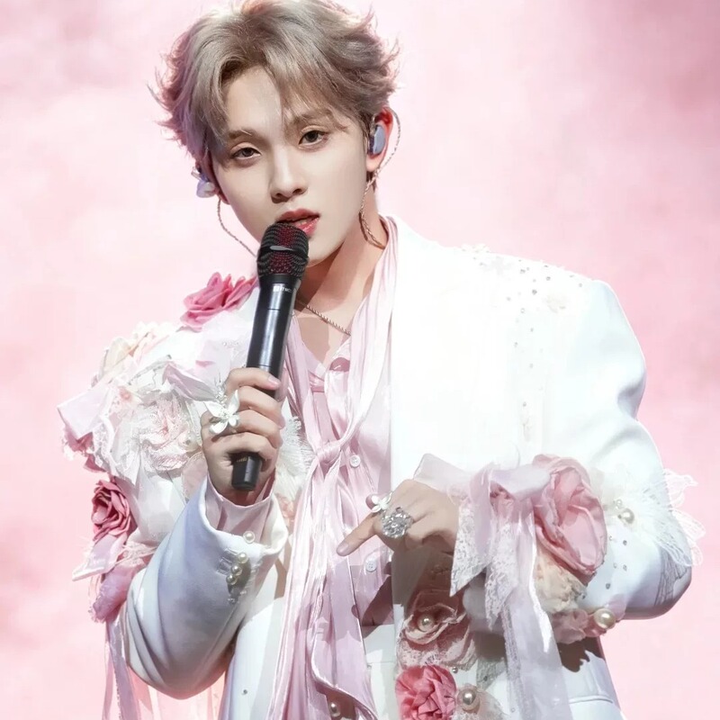 Zhang Xingte Celebrity-Inspired Pink Handmade Floral Suit Jacket for Men, Unique Design Stage Outfit, Casual Suit