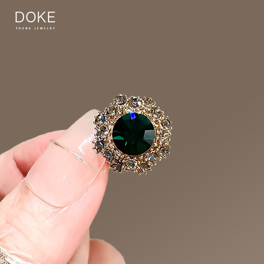 Mini anti-exposure buttons, low neckline repair brooches, delicate safety pins to secure clothing, sewn-free concealed clasps, decorative items.