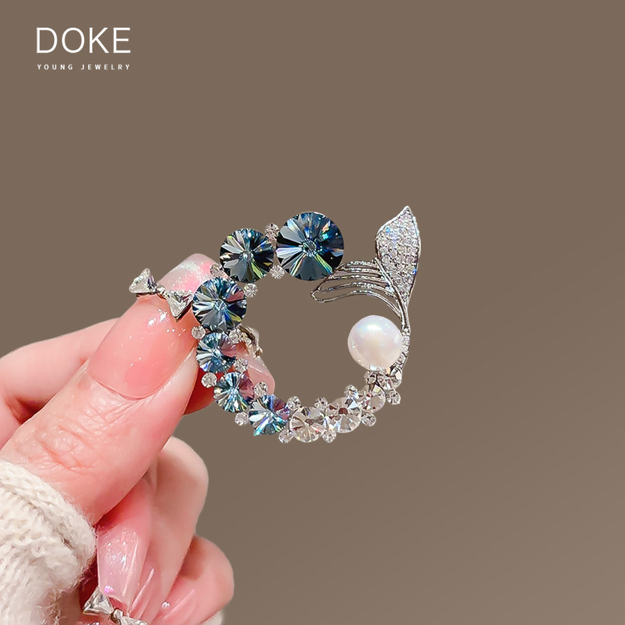 Exquisite rhinestone mermaid tail brooch, high-end women's light luxury style pin, anti-exposure fashion corsage, clothing accessory.