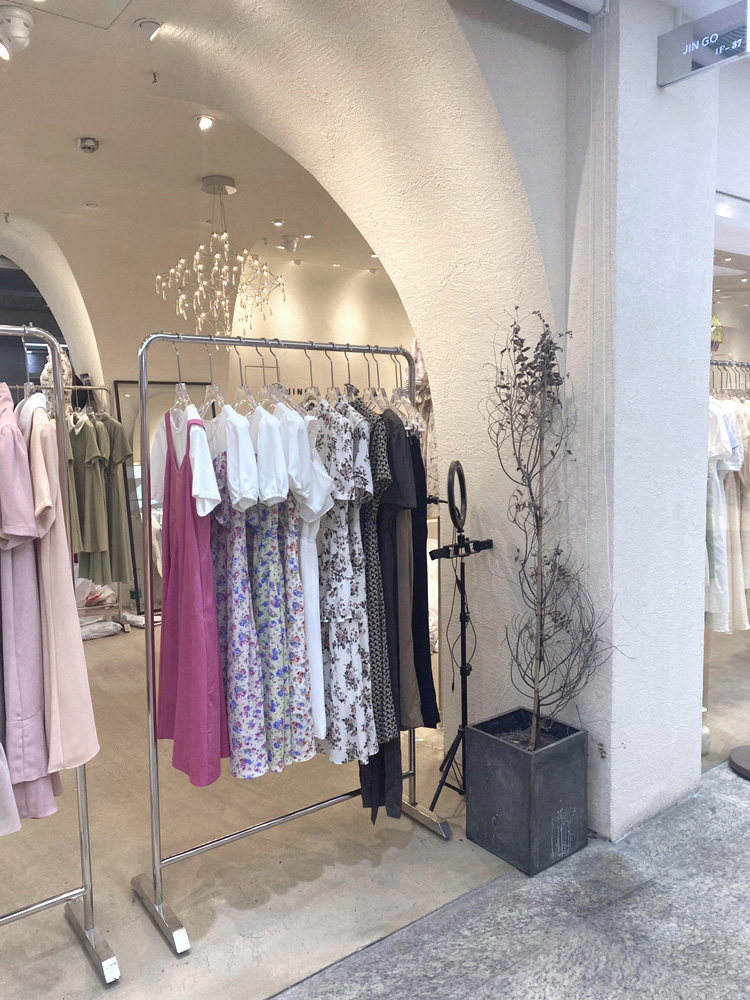 Clothing store display rack Silver floor hanger Women's clothing display rack Clothes stainless steel shelf combination shelf