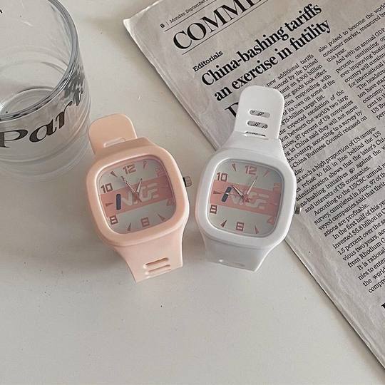 Модные и стильные часы для учащихся средних и старших классов, квадратный дизайн для мужчин и женщин, парные модели, нишевый дизайн, популярные в интернете, в лесном стиле, с единорогом.