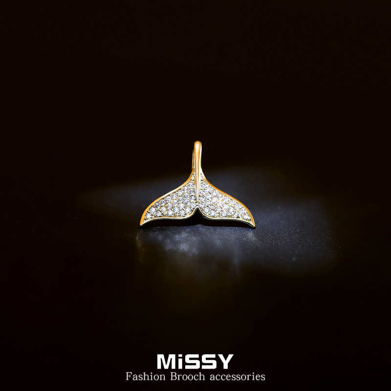 Fishtail anti-walking light buckle neckline decoration minimalist small brooch 100 lap-led needle suit delicately small pin fixing clothes