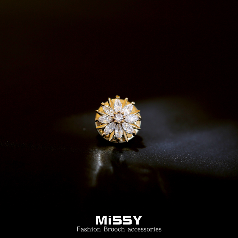 Sunflower anti-walking light buckle minimalist Chest Needle Upscale Woman Cardiothoracic neckline decorated delicately Don't fix clothes