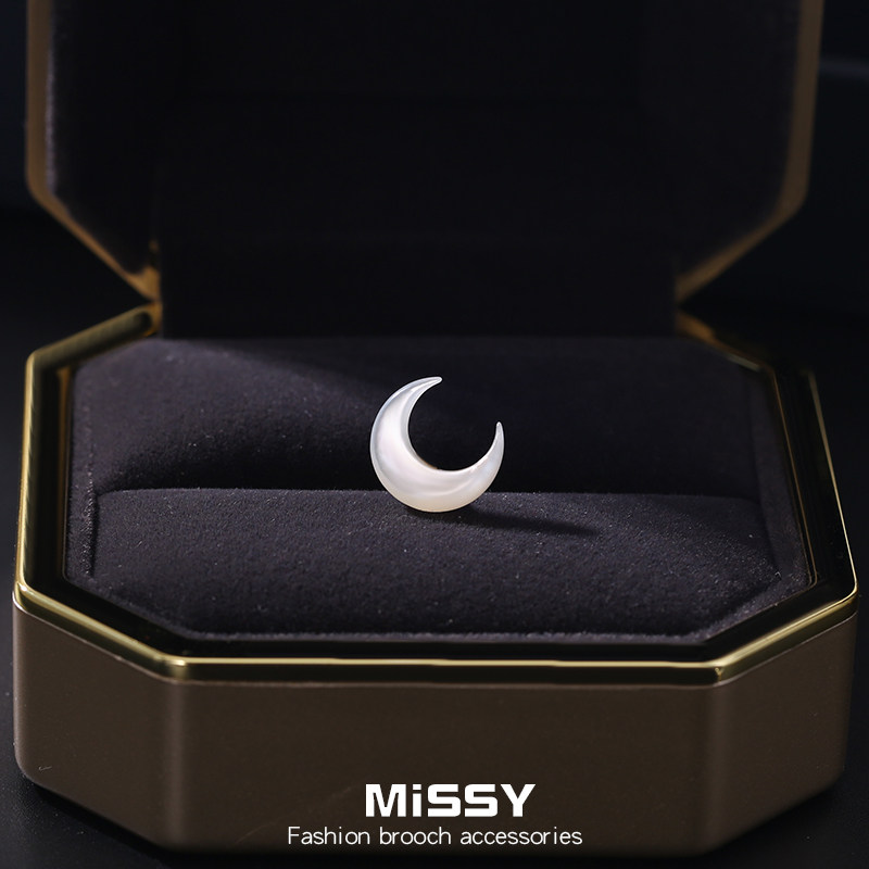 Small moon anti-exposure buckle collar decoration, summer seashell brooch design, unique pin to secure clothing accessories.