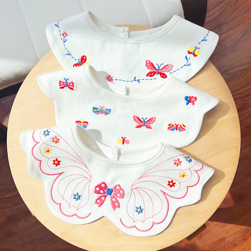 The baby is surrounded by a baby's newborn baby's cotton 360 degrees rotating anti - spitting milk in the ocean girl's pocket