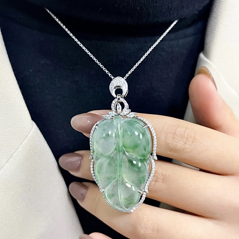 Natural Burmese ice emerald leaf pendant A cargo floating necklace 18 k gold inlaid glass - based jade leaf Buddha