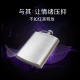 Серебряный серебряный муравей чистый титановый винный горшок на открытом воздухе.