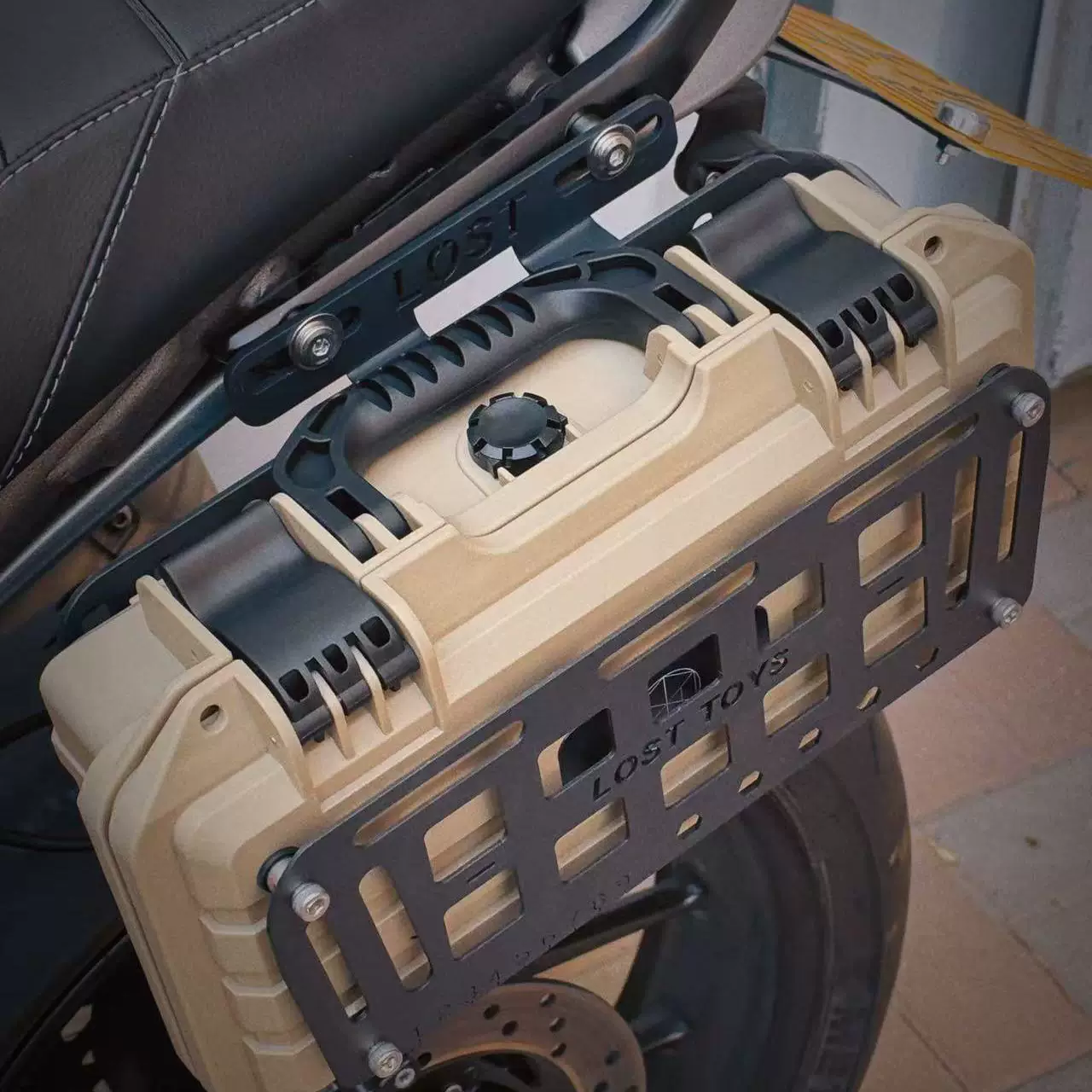 Купить: Triumph speed400 SCRAMBLER400X модифицированные аксессуары боковая сумка кронштейн крепление тактическая панель ящик инструментов