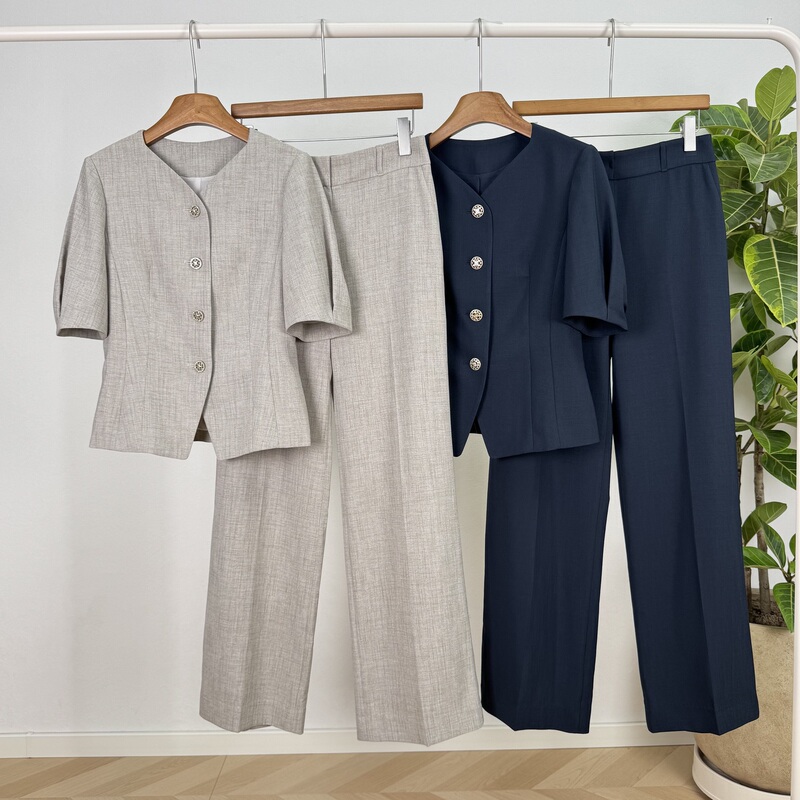 Korean Original Mini 26 Summer Style V-Neck Waist-Cinching Short-Sleeve Blazer Top + Straight-Leg Suit Pants Set Korean Original Mini 26 Summer Style V-Neck Waist-Cinching Short-Sleeve Blazer Top + Straight-Leg Suit Pants Set