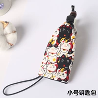 Маленькая очередь кошка черно -белая