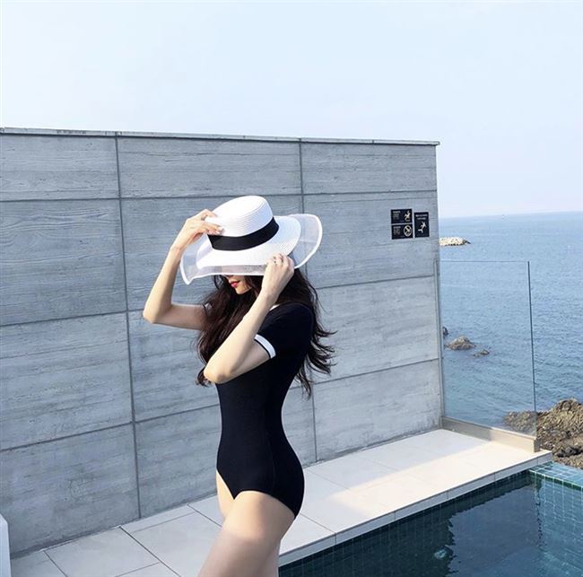 Hàn Quốc áo tắm một mảnh trong váy phụ nữ che bụng nửa tay áo bảo thủ váy một mảnh đi biển mùa xuân nóng áo tắm phụ nữ - Bộ đồ bơi One Piece