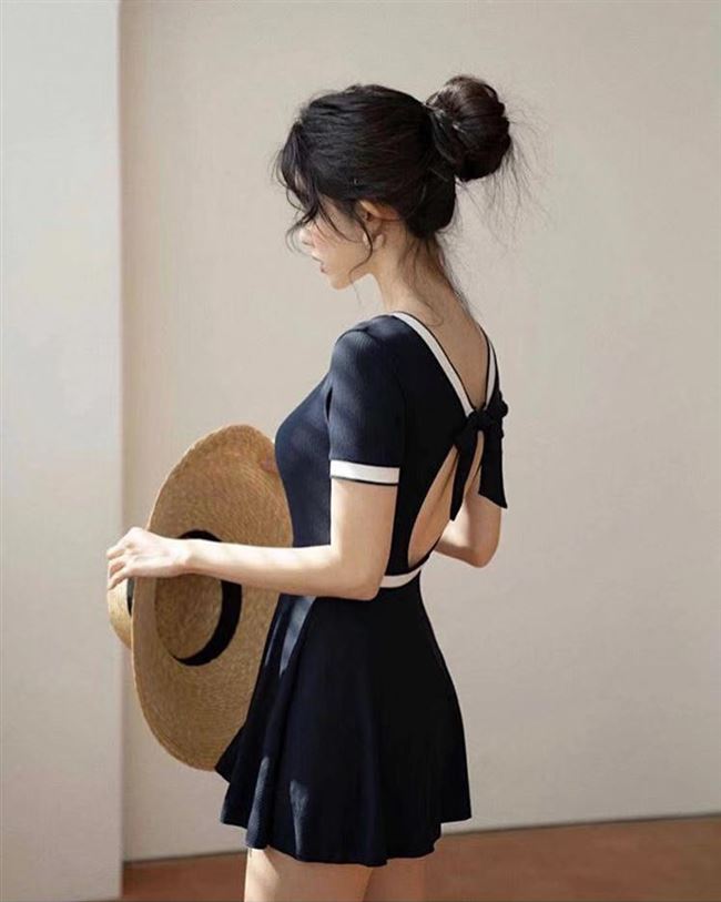 Hàn Quốc áo tắm một mảnh trong váy phụ nữ che bụng nửa tay áo bảo thủ váy một mảnh đi biển mùa xuân nóng áo tắm phụ nữ - Bộ đồ bơi One Piece