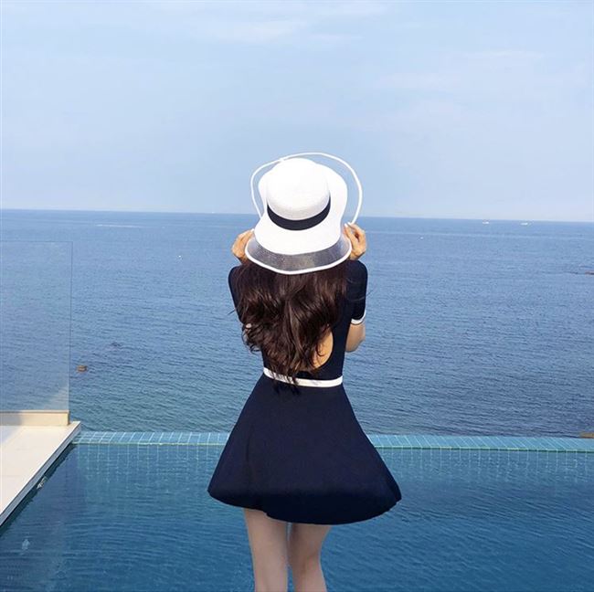 Hàn Quốc áo tắm một mảnh trong váy phụ nữ che bụng nửa tay áo bảo thủ váy một mảnh đi biển mùa xuân nóng áo tắm phụ nữ - Bộ đồ bơi One Piece