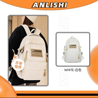 В белом среднем номере нет кулона