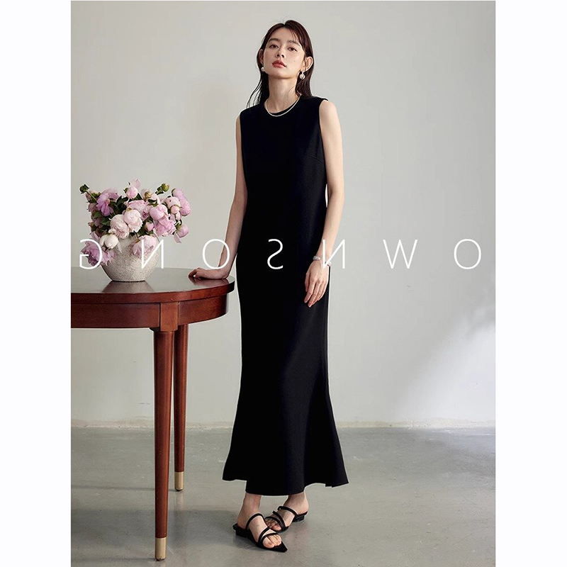 Black and White Solid Color Acetate Sleeveless Fishtail Dress, Simple and Elegant Long Dress with a Draping Effect! 2026 New Model Highly Recommended