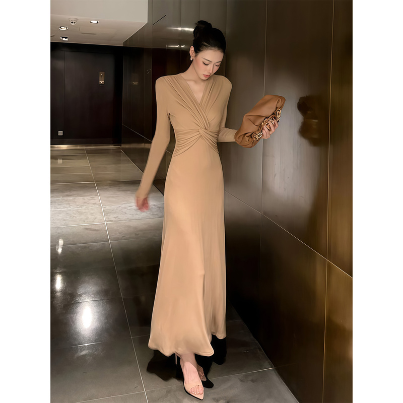 Light Luxury Style V-Neck Waist-Cinching Dress for Women, Long Dress with a High-End Feel, Slimming, Waist-Tie Twist Design, Slim-Fitting Fishtail Long Dress Light Luxury Style V-Neck Waist-Cinching Dress for Women, Long Dress with a High-End Feel, Slimming, Waist-Tie Twist Design, Slim-Fitting Fishtail Long Dress