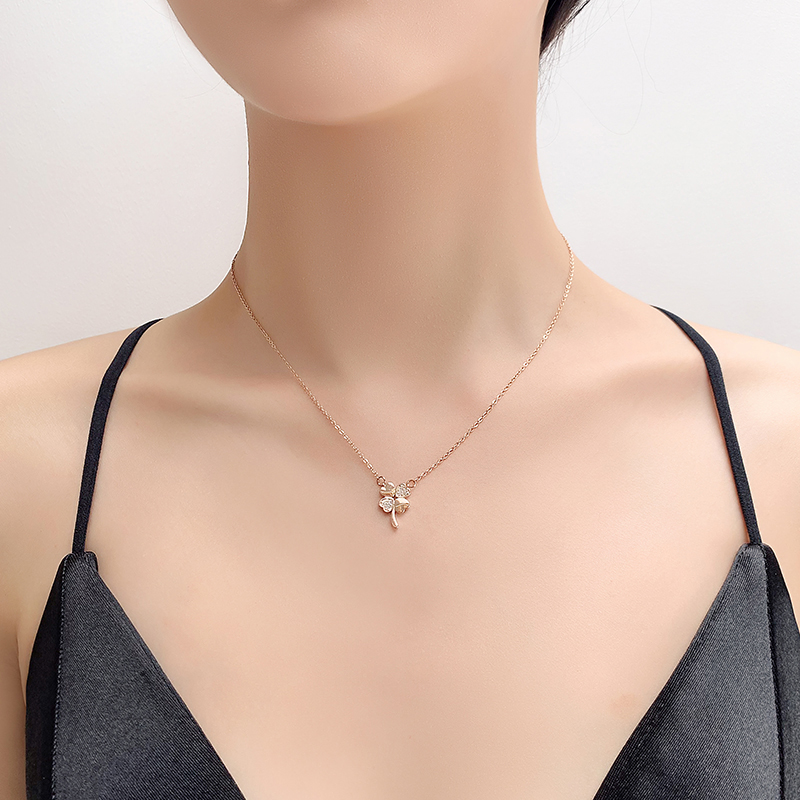 Four Leaf Grass Necklace Female small crowdDesign Senior 2022 New summer pure silver lock bone chain light extravagant not to fall color