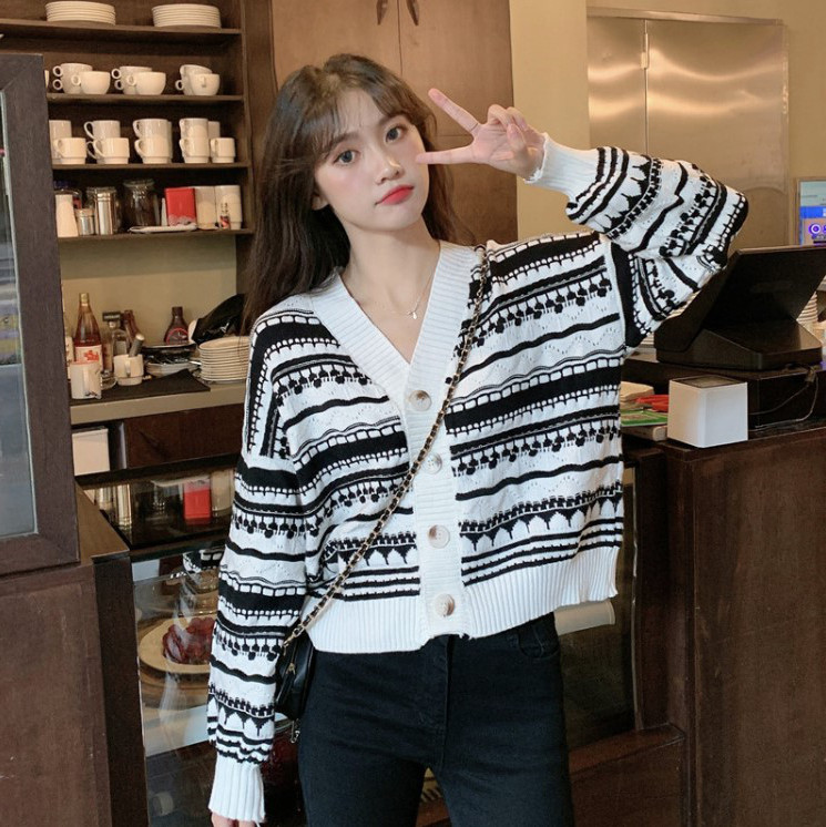 Korea spring and autumn 2021 new fashion short lazy knitted cardigan loose thin V-neck long-sleeved outer wear women's clothing