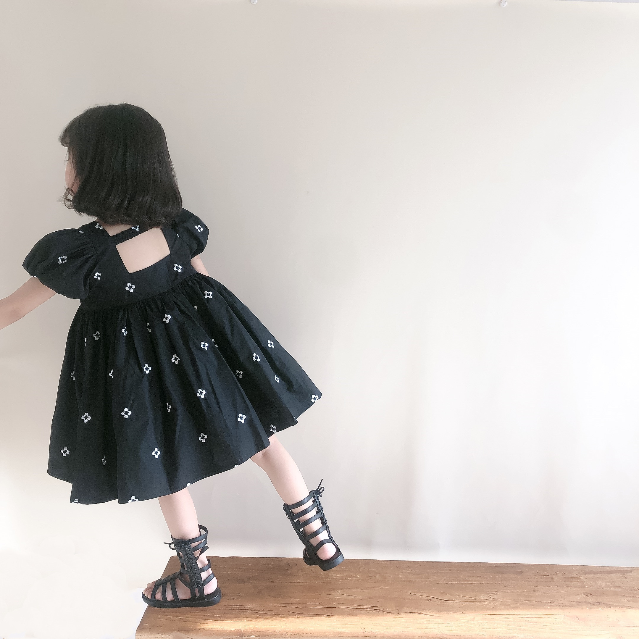 Girls dress little black dress summer new 2022 Korean version of the Western style girl small square collar halter floral princess dress
