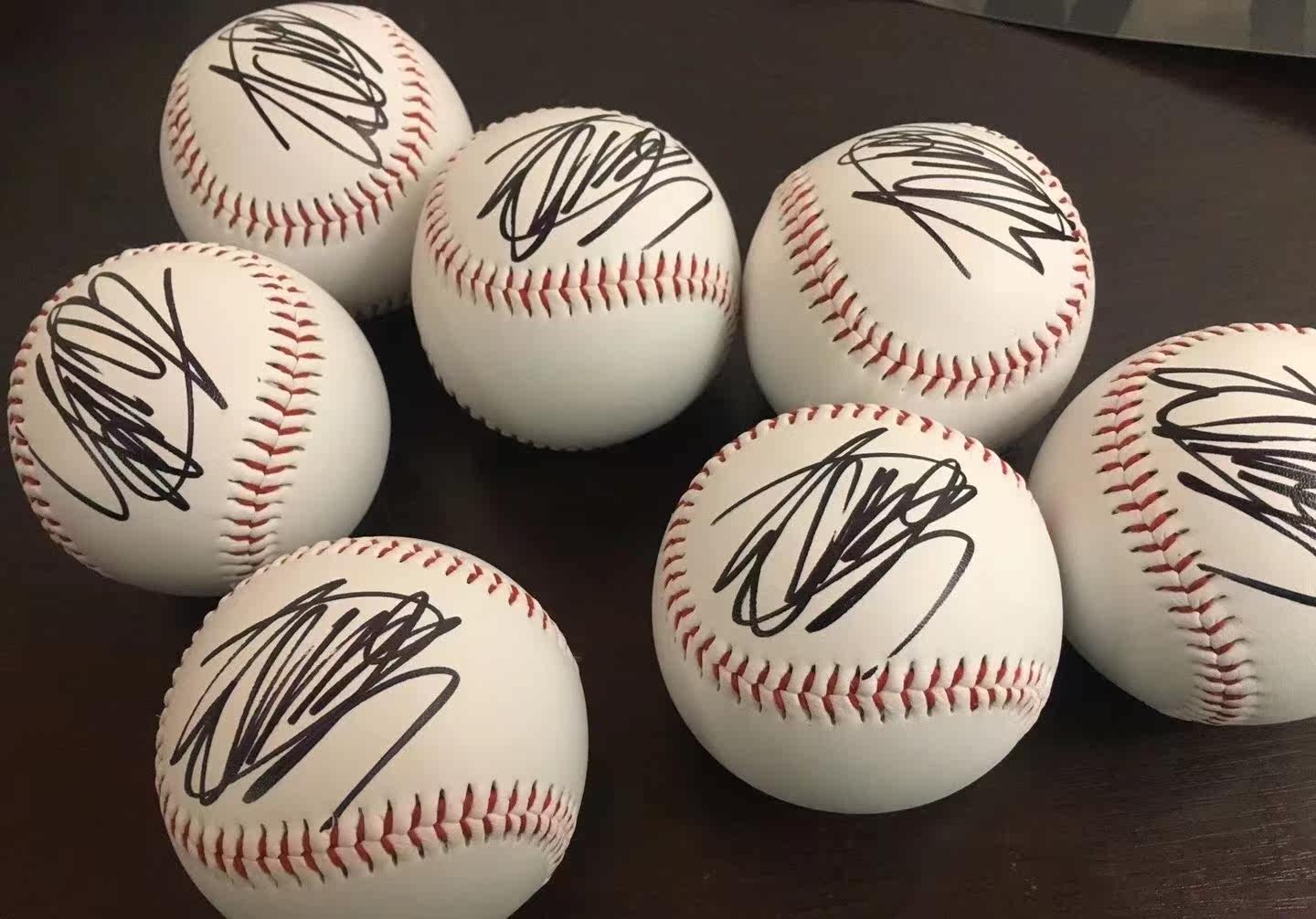 TFBOYS Wang Yuan Wang Junkai Easy-to-close one thousand-Xi Pens Autograph Baseball Official Pro-Sign Fidelity Should Aid Perimeter