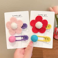 Два кусочка маленьких розовых цветов+маленькие сафловые волосы.