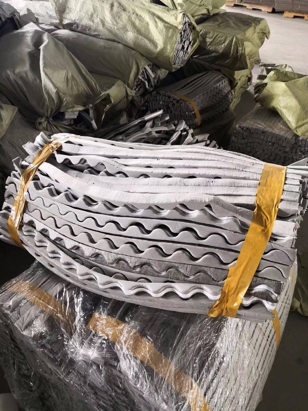 Color steel tile foam blocking plug 430 470 760 820 780 type aluminum magnesium manganese plate sealing waterproof rubber strip blocking