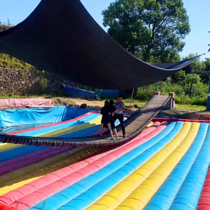 Manufacturers custom scenic outdoor Tianliang net red swing bridge square stalls water swing bridge movable Tianliang net